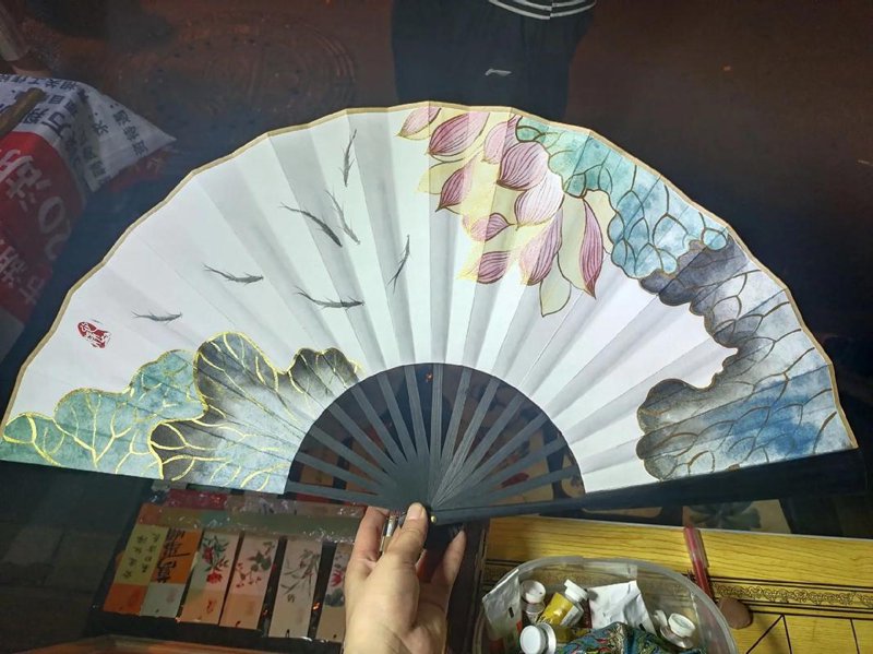 扇舞流光：手绘扇子的艺术与魅力